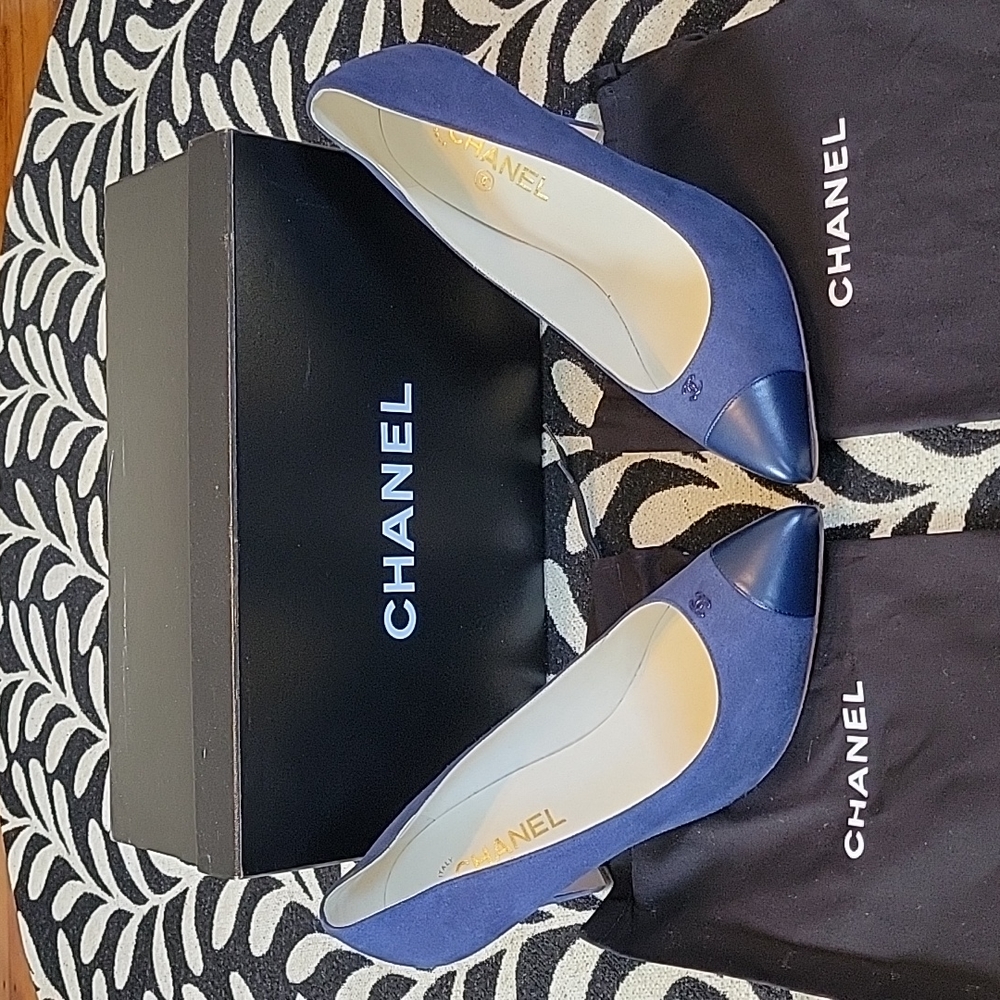CHANEL Suede Pumps